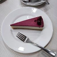 erdei gyümölcsös vegán sajttorta 😋 at Hanna cukrászda in Siklos