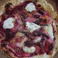 Beetroot pizza 💜 at KROSS | Pizzakollektiv in Dresden