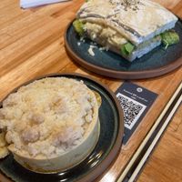 Crumble de manzana y sandwich de focaccia at Maururu in Rosario