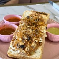 molletes no olvides pedir cambio a queso y chorizo vegano  at Moracuyá in Monterrey