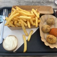 Small Fries - Vegan Mayo - Poulycroq (behind the fries) - Vegan mix buitenhaus (Curry + chickpeas, curry + chick’n, rice + fake ground meat, vegetables)   at Frituur Hazegras in Oostende