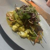 Als Spezialität/Monatskarte momentan: Tofu Fritto. Gebratener Tofu am Spieß mit Gemüse – Kokosnuss Curry #Veganuary at Zum Italiener in Neunkirchen