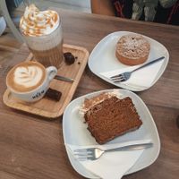 Caramel macchiato + flat white ☕ with pumpkin spice loaf 🎃 and blackberry crumble tart 🥧 at Koek van Nouk in Arnhem