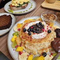 Vegan pancakes, vegan banenbrood en scrambled eggs in de achtergrond at Koek van Nouk in Arnhem