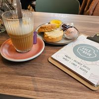 Latte machiato en scone at Koek van Nouk in Arnhem
