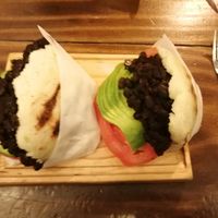 Hoy fui a cenar a este restaurante. Casi por casualidad llegué y luego al abrir la App de Happy Cow, comprobé que estaba en el listado. Ordené dos arepas vegenas que contenian p at Venco in Salta