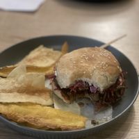 “Pulled pork” sandwich on sourdough with plantain/yucca/potato chips  at Yo no soy Chef in Cali
