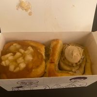 „apple pie“ and „cookie dough“ cinnemon roll   at Cinnamood in Vienna