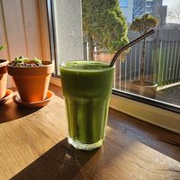 Mango spinash smoothy at Daržo Dubuo in Vilnius