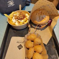 Cheeseburger mit Garlic Fries und Chilli Cheese Nuggets at Swing Kitchen in Leipzig