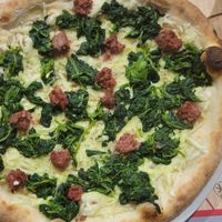 Pizza con Mozzarella Veg, salsiccia veg, friarielli. at Rapsodia in San Felice Sul Panaro