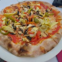 Pizza vegetariana with vegan cheese at Sorrento di Italia in Lanzarote