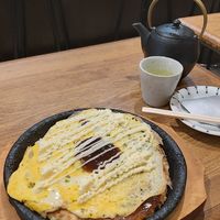 Okonomiyaki with two toppings: potato and egg at Hananoki in Osaka