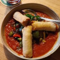 knusprige hausgemachte Polentaröllchen mit Paradeissauce und Grillgemüse at Oberndorfer Wirt in Schmiding