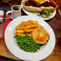 Vegan Mushroom amd ale pie, acompañado también por gravy. at The Lady Luck in Canterbury