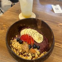 Woodberry Coffee coconut milk drink and acai bowl at Woodberry Coffee - 鎌倉店 in Kamakura