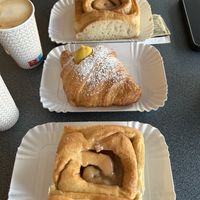 Cinnamon roll glassati con zucchero e cannella e brioche alla crema   at Pasticceria Artemisia in Ravenna
