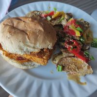 Hambúrguer de tofu empanado com molho Buffalo e batatas ao molho com pimentões. Tudo perfeito!! at Wild Leek in Halifax