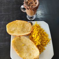 Capuccino com brigadeiro, pão na chapa e tofu mexido. at Monkafé Cafeteria in Campinas