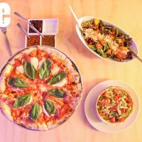 Pizza margherita, ensalada y pasta. Salsa de arándanos, salsa tipo macha de habanero y aceite de ajo. at El Hipopótamo Azul in Toluca