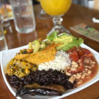 Casado vegano con jugo de mango   at Soda Viquez in La Fortuna