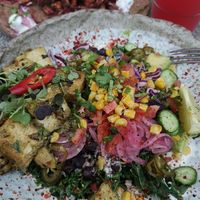 Latin lover bowl + tofu extra, ben sweet potato fries and strawberry & ginger lemonade at Honest Greens - Las Tablas in Madrid