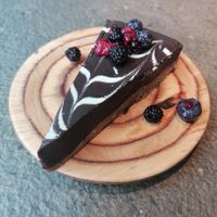 Gâteau chocolat blanc et noir framboise at Honest Greens - Las Tablas in Madrid