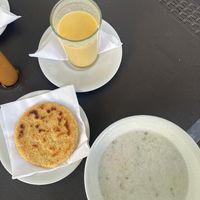 Un caldo de papa que se parece mucho a la changua (deli) y el jugo de durazno espectacular. at Delicias  Naturales in Bucaramanga