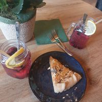 Möhren Quiche und Früchte-Eistee at Wombats Café in Giessen