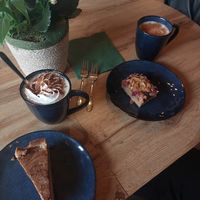 Karamell Käsekuchen, Saisonales (Winter) Getränk, Chai Latte und Himbeer Mandelkuchen at Wombats Café in Giessen
