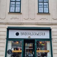 store front at Bruder & Schwester in Modling