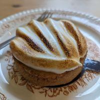 Tartelette crémeux mandarine meringue at Les Belles Âmes Pâtisserie in Lyon