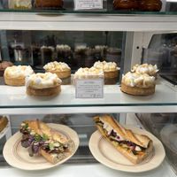 Dolci al limone e sandwich al tofu   at Les Belles Âmes Pâtisserie in Lyon