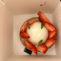 🤤 🍓   at Les Belles Âmes Pâtisserie in Lyon