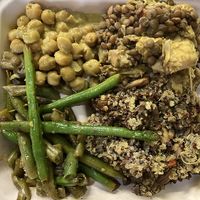 Friday special : Lemon pepper green beans, Quinoa with oyster mushrooms, Curry chickpeas, Jackfruit. Incredibly delicious and nourishing, full of soul and no guilt. #Veganuary at Reggae Roots Alkaline Smoothie Juice & Tea Bar in Jacksonville