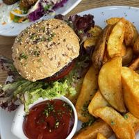 K burger with falafel teller in the background   at Krawummel in Muenster