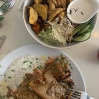 Unten eine Art Dönerteller mit ganz viel leckerem bunten & vielseitigem Salat, Soucream, DönerVleisch und leckerem Fladenbrot! Für meine Freundin gabs eine glutenfreie Bowl.  at Krawummel in Muenster