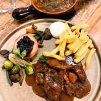 Vegan stoofpot met winterse groenten at Bistro MaReine in Deinze