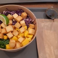Bowl with wakame, mango, red cabbage on a bed of quinoa 🤩😋 #Veganuary at Ono Bowl in Delemont