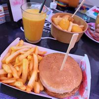 Menù vegano con estratto di arancia e mela (a mia scelta) e burger vegano con patatine fritte #Veganuary at Cat Cafè di Chry in Cagliari