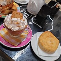 Pizzetta sfoglia (farcita con sugo), mocaccino lotus con latte e panna di soia #Veganuary at Cat Cafè di Chry in Cagliari