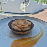 Apple pie with a delicious sauce at Art Coffee Galápagos in Puerto Ayora