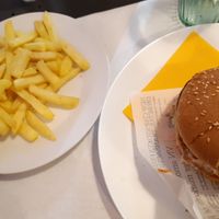 Cheeseburger e patatine fritte at Nanda's in Lucca