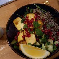veganised hot honey halloumi bowl 14,90€ at YAM Café & Deli in Recklinghausen