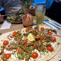 Vegan Kebab Flammkuchen mit einem Green Yuzu Holunder Eistee. Kann ich sehr empfehlen!  at Cotidiano - Alter Wall in Hamburg
