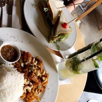 Avocado Sandwich + Blumenkohl Kartoffel Curry von der Mittagskarte at Ginkgo in Frankfurt