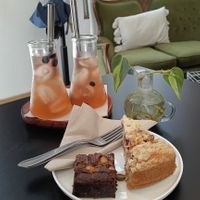 Huisgemaakte kombucha - vegan praliné brownie - vegan pistache aardbei gebak at FIKA LAB in Leuven