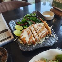 Crispy chicken with lime sauce at Kem-Kon Pahurat (เข้ม-ข้น พาหุรัด) in Bangkok