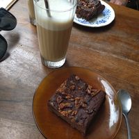 Frappé mit Hafermilch und Brownie mit gerösteten Walnüssen 😋 at La Cafteuse - Café-Brocante in Grenoble