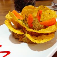 Paté de lentejas al curry con crudités y nachos de maíz. at Quinoa Vegetariano in Elche